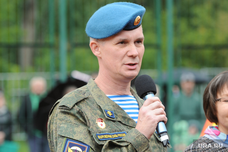 Линейка первоклассников с ветераном СВО Сергеем Бормотовым. Челябинск