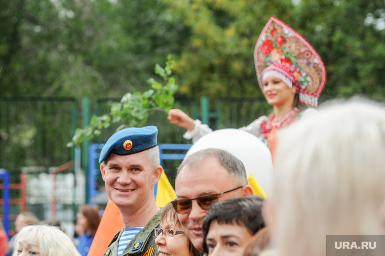 Линейка первоклассников с ветераном СВО Сергеем Бормотовым. Челябинск