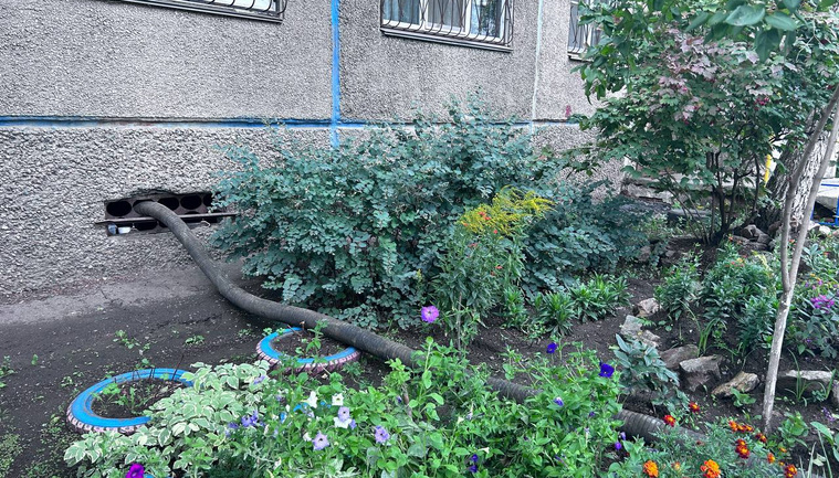 В настоящий момент работает бригада МУП «ПОВВ», которая выполняет откачку воды из подвалов