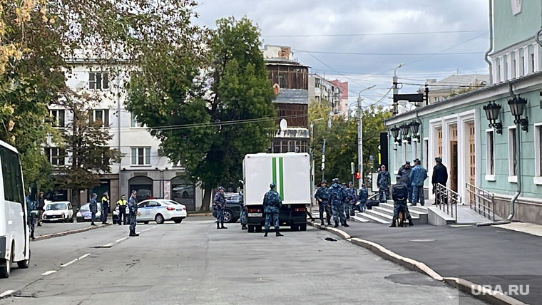 Конвой выстроился по периметру всего театра