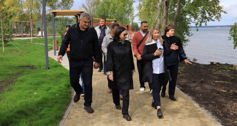 Мэр Челябинска Наталья Котова прогулялась по набережной Первого озера и посмотрела, как идут работы по благоустройству
