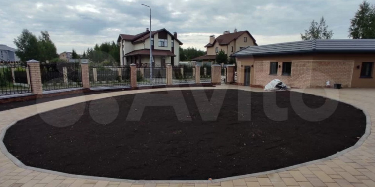 В трехэтажном особняке с дизайнерским ремонтом больше 10 комнат, есть баня, сауна и большой бассейн