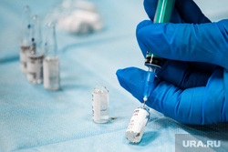 Вакцинация от гриппа на областном рынке на Громова. Екатеринбург, ампула, укол, прививка, шприц одноразовый, шприц, вакцина, прививка от гриппа, вакцина от гриппа, вакцинация