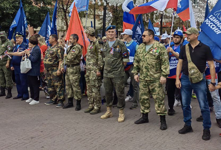 Бормотов (третий справа в первом ряду) занимается организацией Ассоциации ветеранов СВО Челябинской области