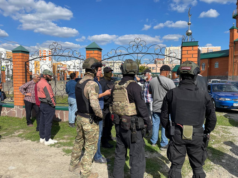 Полицейские вместе с сотрудниками военкомата проверяют наличие воинского учета у уприхожан