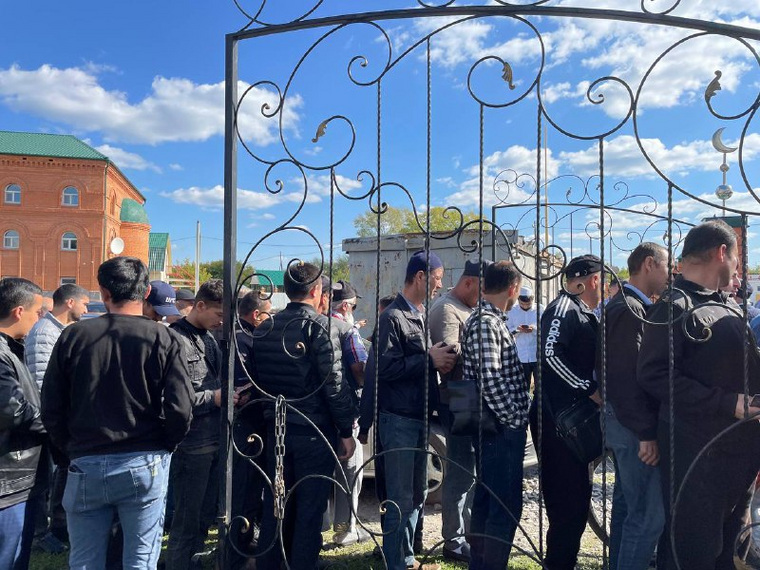 После дневного намаза людей не выпускали из мечети Кургана и проверяли документы