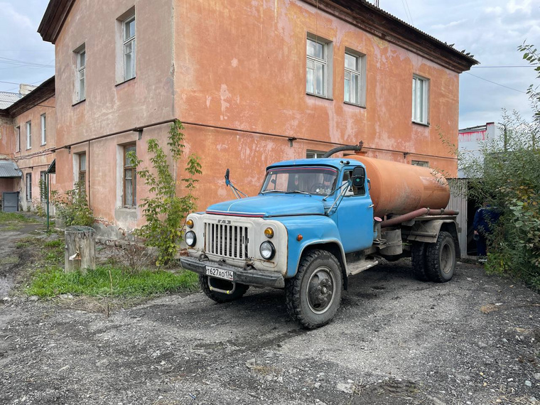 Из-за загруженности ассенизаторская машина не успевала выкачивать воду из подтопленного дома