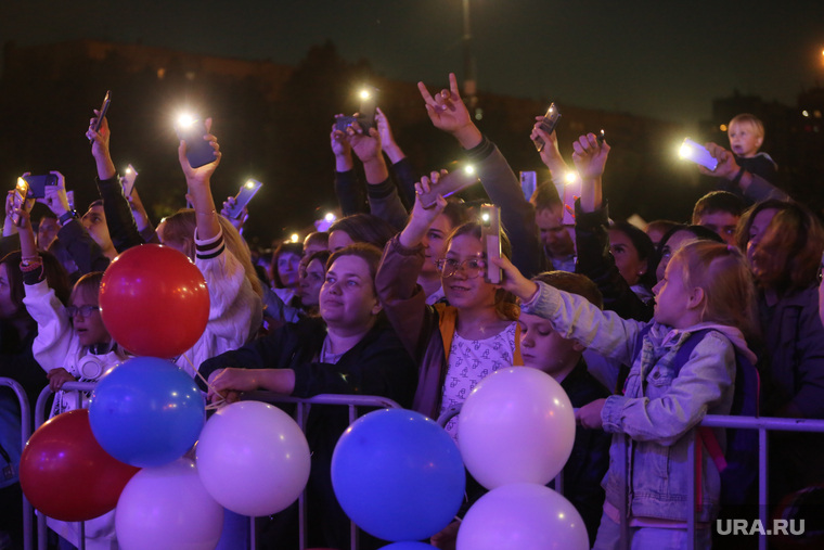 Площадь 400-летия Тюмени освещали сотни фонариков
