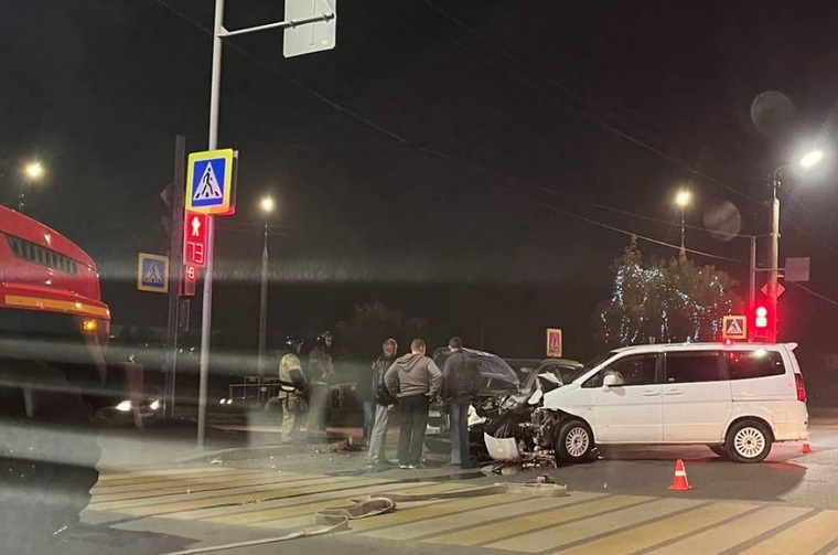 В Кургане на улице Карбышева 8 сентября вечером в ДТП попали два автомобиля рядом с пешеходным переходом