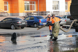 Прорыв воды у спорткомплекса Курган, канализация, откачка воды