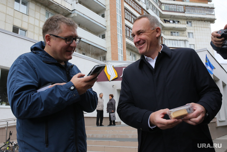 Руслан Кухарук (справа) отказался принять участие в розыгрыше квартир, машин и других ценных призов