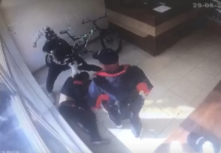 Мужчины напали на подростка в магазине