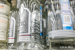 Продукты, овощи и фрукты. Тюмень, торговля, водка, витрина, алкогольная продукция, прилавок, крепкие напитки, алкоголь
