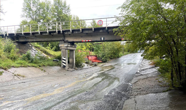 В дождь вода со всей обширной территории, в конечном счете, попадает на участок дороги под мостом