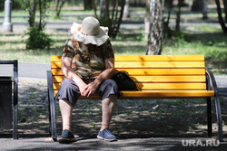 Виды города. Курган, скамейка, старушка, одиночество, лето, бабушка, пенсионный возраст