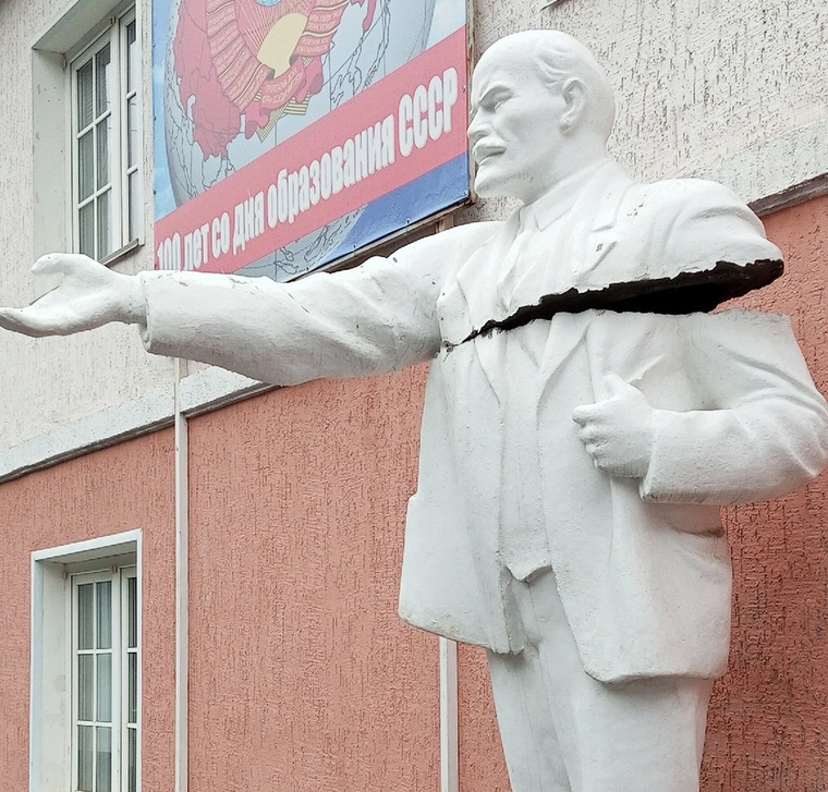 Вандалы разгромили памятник Ленину в Кургане у офиса отделения КПРФ