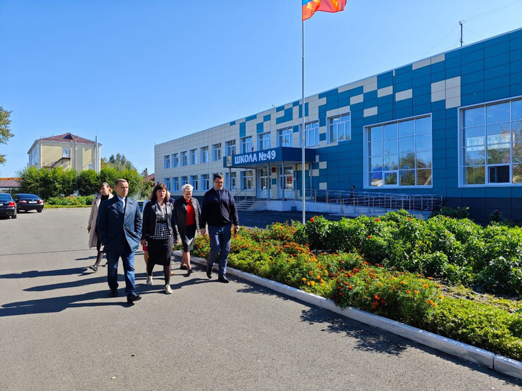 Губернатор Вадим Шумков и глава города Елена Ситникова побывали в школа Кургана, где проводятся ремонты