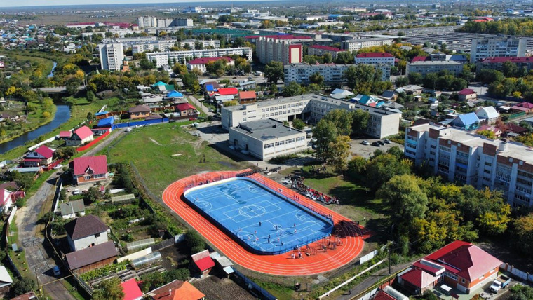 На территории школы №24 в Кургане построили спортивную площадку