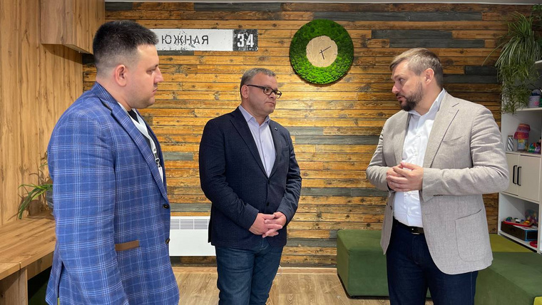 Первый заместитель главы администрации Надымского района Алексей Колесов (в центре) и Артем Ткаченко