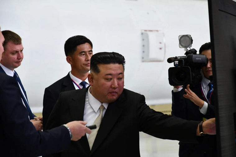 Ким Чен Ын проявил интерес к представленным ракетам, изображенным на мониторе