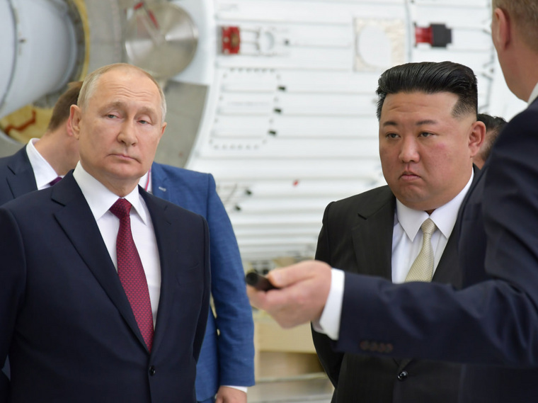 Владимир Путин и Ким Чен Ын слушают доклад о российских ракетах