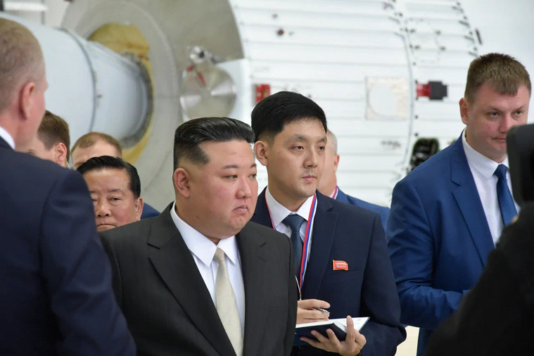 Ким Чен Ын с делегацией в космодроме «Восточный»