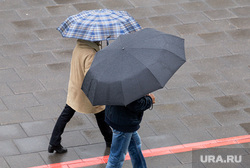 Свердловские зарисовки. Екатеринбург, прогулка, люди под зонтом, дождь