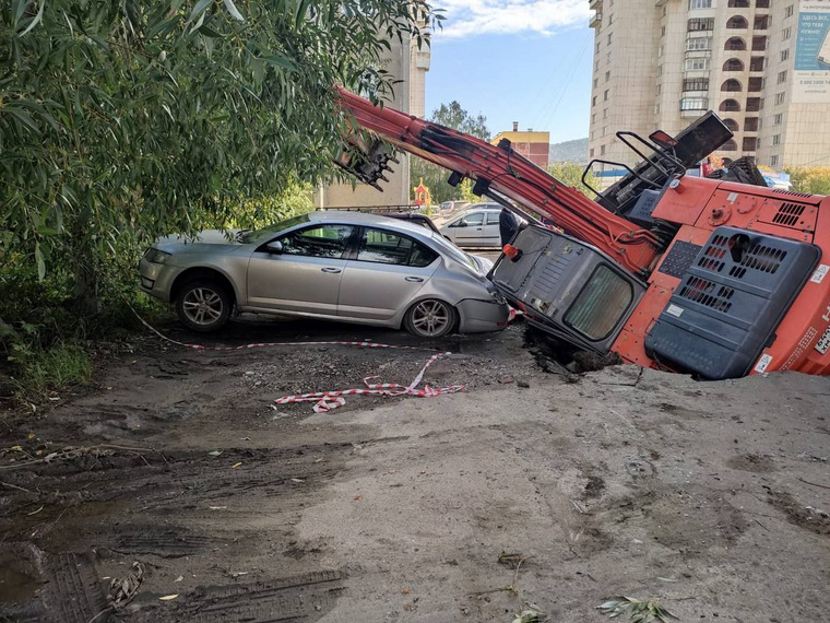 Экскаватор помял рядом припаркованный автомобиль