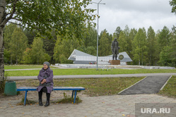 Виды города Красновишерск. Пермский край, красновишерский район, красновишерск, заповедник вишерский, бабушка на лавочке