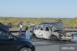 ДТП на Коммунальном мосту. Пермь, чп, дтп, гибдд, дпс, сгоревший автомобиль