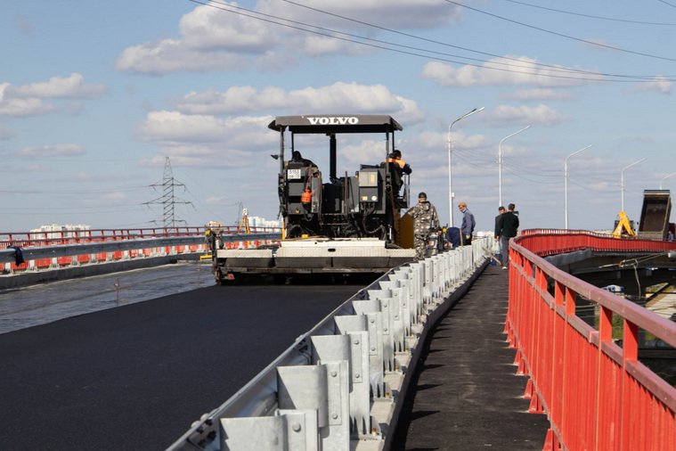 В Кургане на Чеховском мосту начали укладывать асфальт