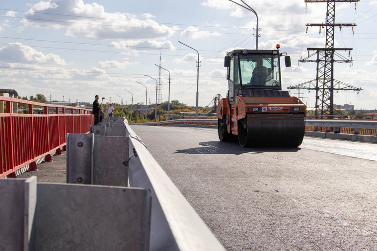 Работы на тротуарной части моста уже завершены