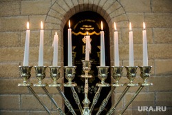 День освобождения Освенцима в екатеринбургской синагоге, свечи, еврей, синагога, ханукия, менора, иудаизм, религия