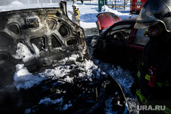 Последствия пожара на автостоянке у башни Исеть. Екатеринбург, сгоревшая машина, капот автомобиля, автомобиль сгорел