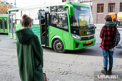 Осенний город. Тюмень, остановка, автобусная остановка, пассажиры, остановка автобусная