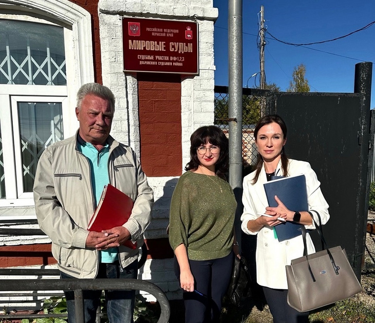 Бизнес-омбудсмен Прикамья Павел Новоселов с предпринимательницей из Добрянки у здания суда