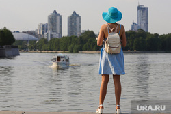 Жара. Виды города. Екатеринбург, шляпа, девушка, река исеть, лето, жара, платье, городской пруд, плотинка, лодка