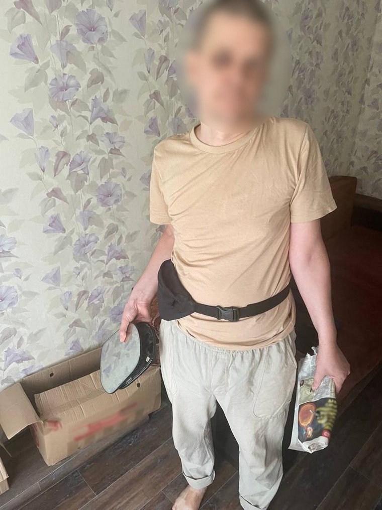 У мужчины удалось забрать зеркала только с трех машин