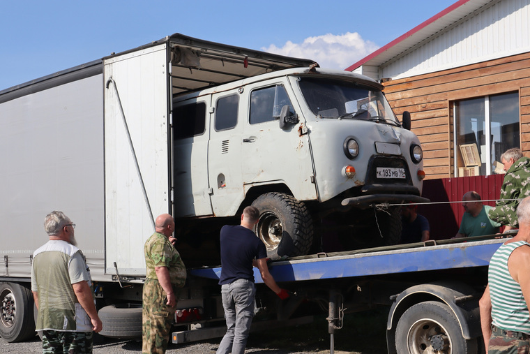 В большую фуру последовательно загрузили автомобиль УАЗ