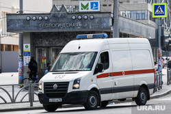 Виды Екатеринбурга, машина скорой помощи, станция метро геологическая, машина скорой медицинской помощи, скорая помощь