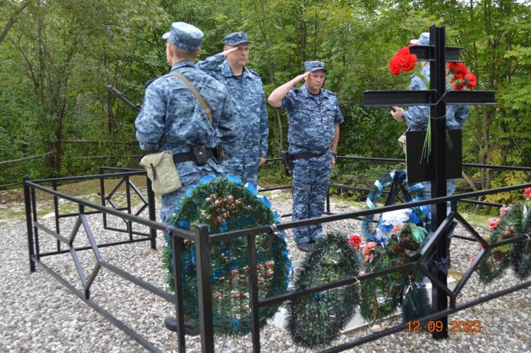 Александр Щеглов возложил цветы к мемориалам в память о погибших сотрудниках ОМОН, погибших при исполнении служебного долга