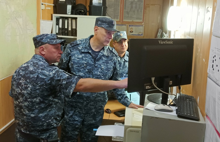 Александр Щеглов (в центре) проверил, как несут службу его подчиненные