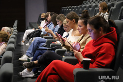 Премьера сериала ТНТ "Контакт" в Ельцин-центре. Екатеринбург, телефон, смартфон, кинотеатр, кинозал, сидят в телефонах, зрители, зрители в кинотеатре, уткнулись в телефон