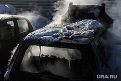 Последствия пожара на автостоянке у башни Исеть. Екатеринбург, сгоревший автомобиль, поджог автомобиля, машина сгорела, автомобиль сгорел, сгорела машина, поджог машины