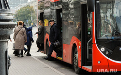 Новый красный троллейбус Синара. Челябинск, троллейбус, общественный транспорт, остановка общественного транспорта, пассажиры, городской транспорт, красный троллейбус, новый троллейбус синара