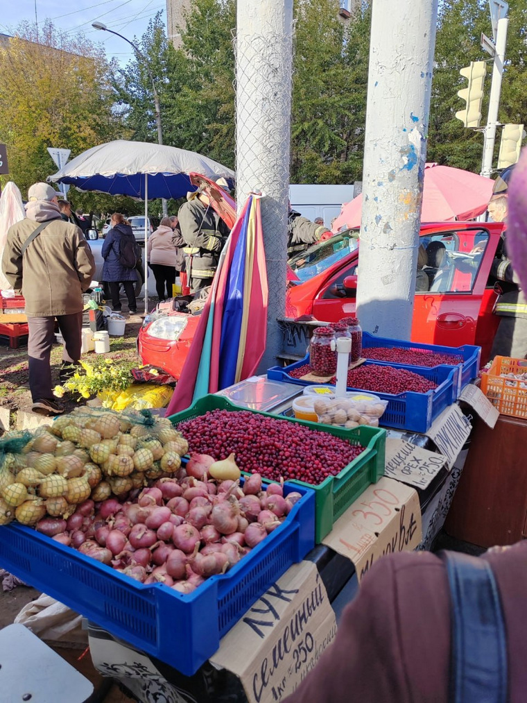 Автомобиль снес лотки с товарами