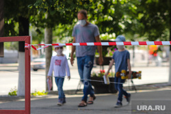 Виды города. Курган, дети, девочка, мальчик, ограничительная лента, отец с детьми