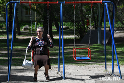 Виды Екатеринбурга, старость, парк, пожилой человек, пенсионный возраст, качель, пенсионеры в парке, пожилой возраст