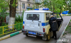 Задержание человека назвавшего себя богом. Челябинск, арест, уаз, участковый, задержанный, подъезд, полиция, патрульный автомобиль, задержание