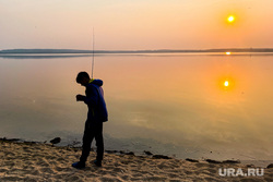 Закат на Шершневском водохранилище. Челябинск, закат, вода, рыбак, озеро, лето, солнце, рыболов, шершневское водохранилище, отдых, водоем, спининг, рыбак в лодке, рыбалка, вечер, природа, штиль